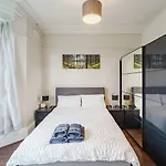 Serene Apartment In Moseley