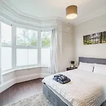Serene Apartment In Moseley