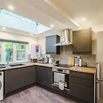 Serene Apartment In Moseley
