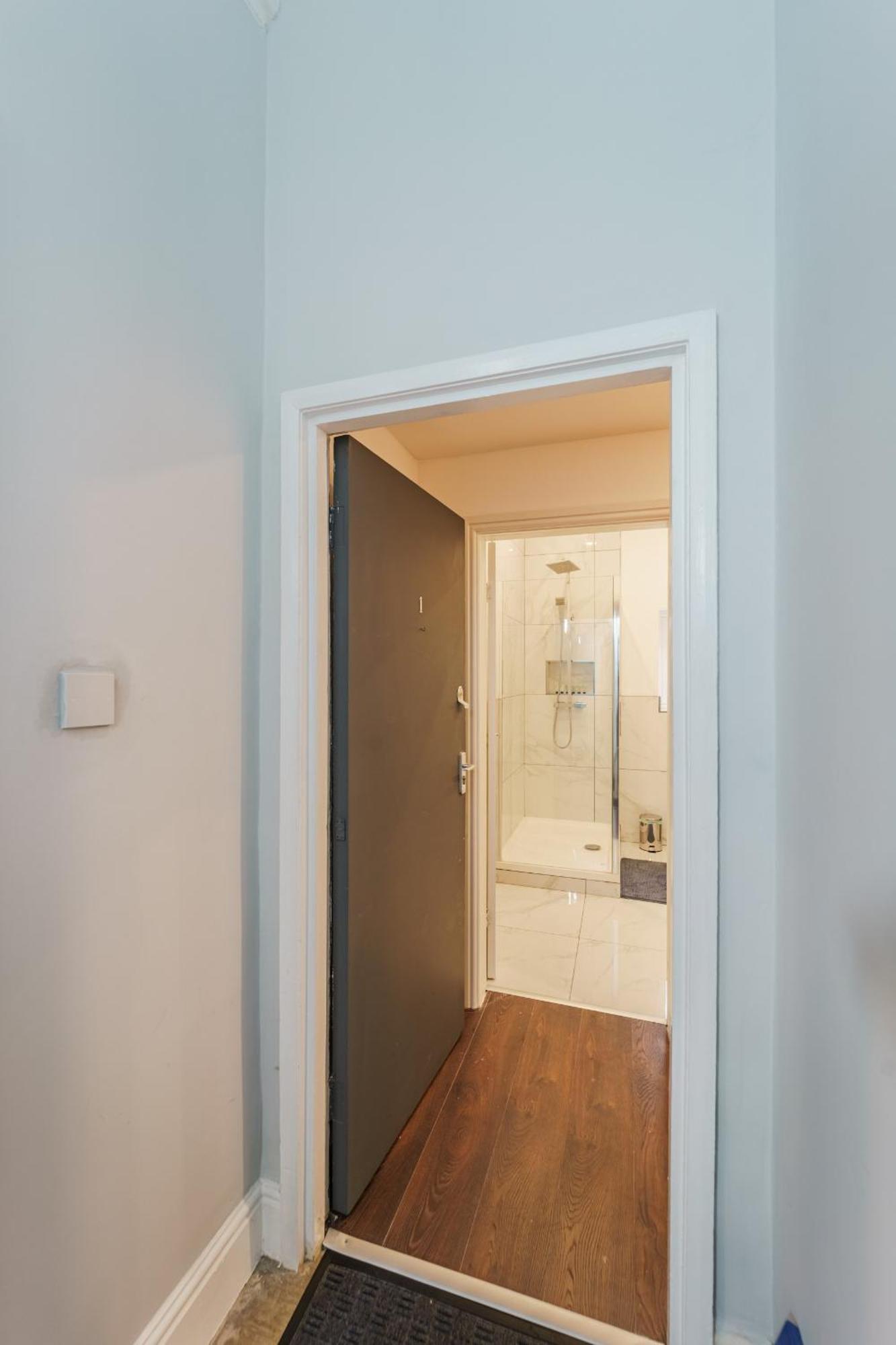 Serene In Moseley Apartment