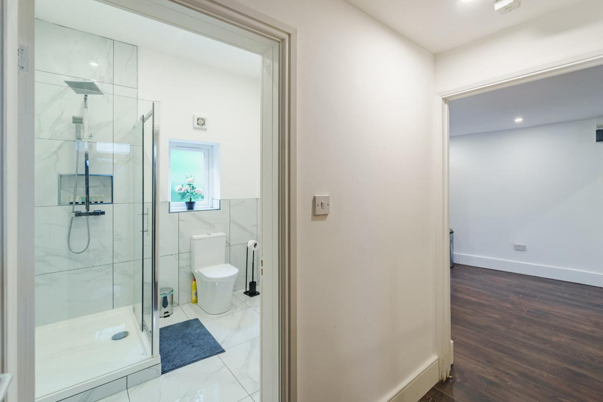 Serene In Moseley Apartment