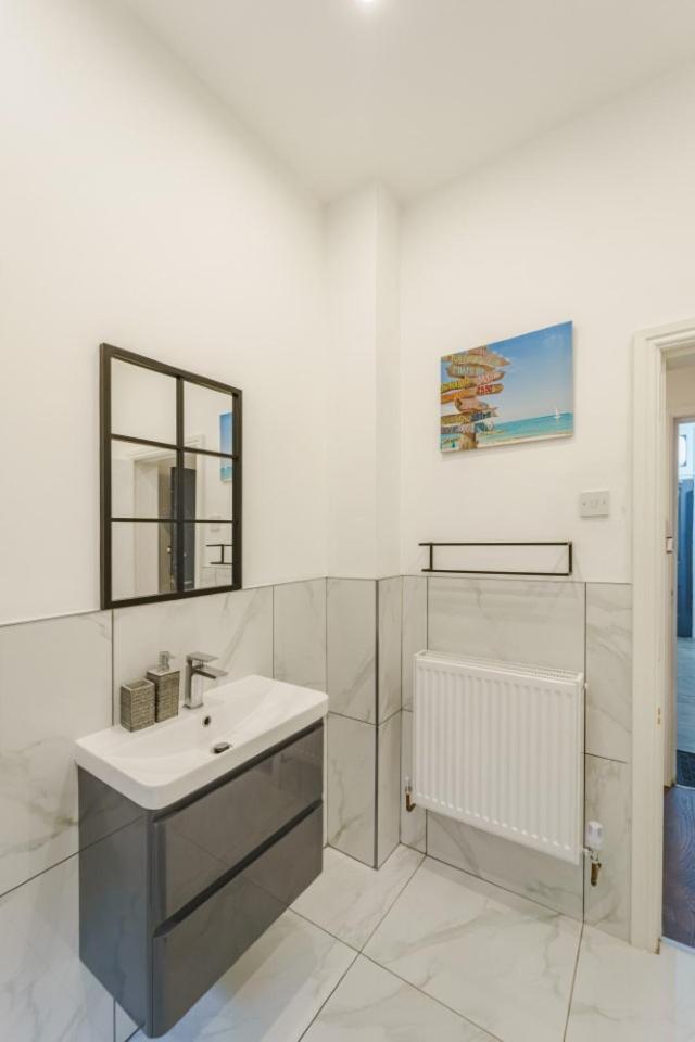 Serene In Moseley Apartment